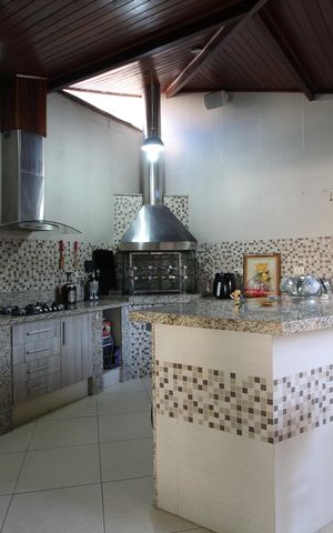 Casa de condomínio à venda com 141m², 4 quartos e 4 vagasChurrasqueira