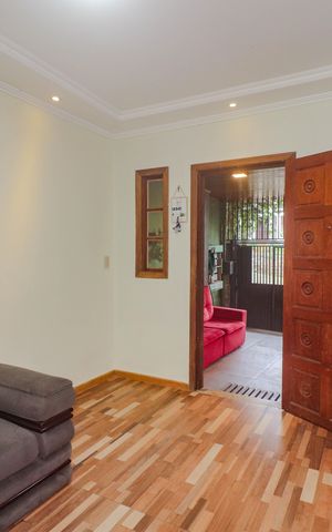 Casa à venda com 180m², 3 quartos e 2 vagas Casa à venda com 180m², 3 quartos e 2 vagasSala