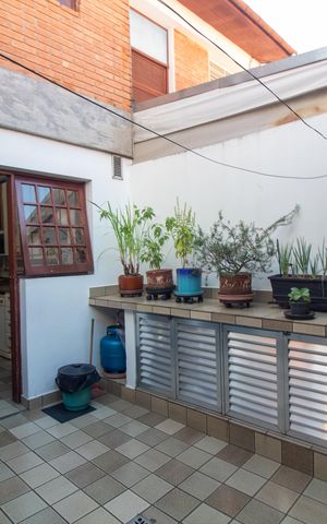 Casa à venda com 200m², 3 quartos e 2 vagas Casa à venda com 200m², 3 quartos e 2 vagasQuintal