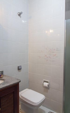 Casa à venda com 200m², 3 quartos e 2 vagas Casa à venda com 200m², 3 quartos e 2 vagasBanheiro