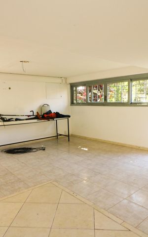 Casa à venda com 500m², 4 quartos e 4 vagas Casa à venda com 500m², 4 quartos e 4 vagasAcademia