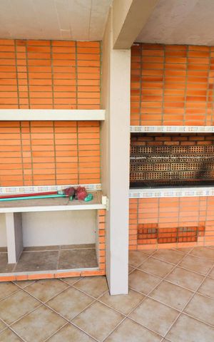 Casa à venda com 500m², 4 quartos e 4 vagas Casa à venda com 500m², 4 quartos e 4 vagasVaranda