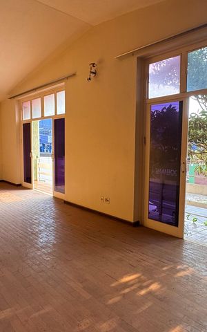 Casa à venda com 252m², 3 quartos e 4 vagas Casa à venda com 252m², 3 quartos e 4 vagasSala