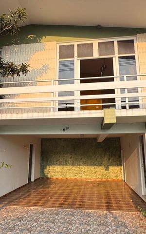 Casa à venda com 252m², 3 quartos e 4 vagas Casa à venda com 252m², 3 quartos e 4 vagasFachada