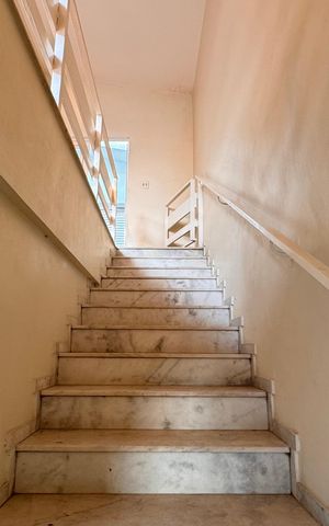 Casa à venda com 252m², 3 quartos e 4 vagas Casa à venda com 252m², 3 quartos e 4 vagasEscada
