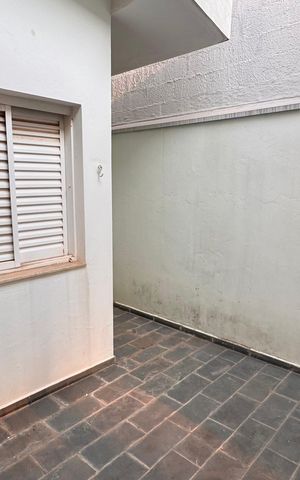 Casa à venda com 252m², 3 quartos e 4 vagas Casa à venda com 252m², 3 quartos e 4 vagasÁrea externa