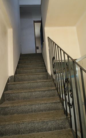 Casa à venda com 360m², 4 quartos e 3 vagasEscada de acesso 2º piso