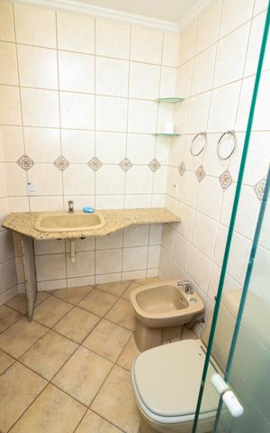 Casa à venda com 650m², 4 quartos e 7 vagas Casa à venda com 650m², 4 quartos e 7 vagasBanheiro Social