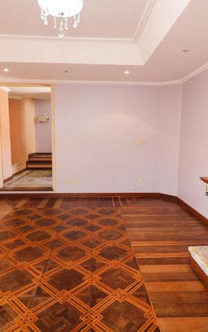 Casa à venda com 650m², 4 quartos e 7 vagas Casa à venda com 650m², 4 quartos e 7 vagasSala