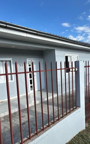 Casa à venda com 102m², 2 quartos e 1 vaga Casa à venda com 102m², 2 quartos e 1 vagaPlaquinha fachada