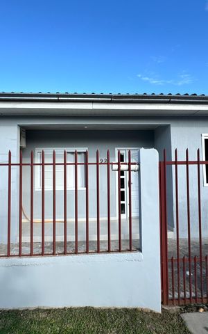 Casa à venda com 102m², 2 quartos e 1 vaga Casa à venda com 102m², 2 quartos e 1 vagaPlaquinha fachada