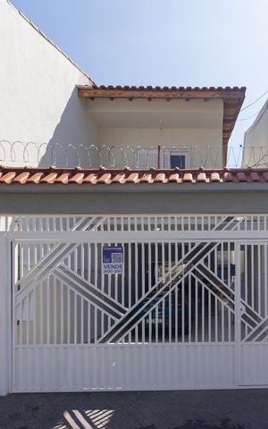 Casa à venda com 147m², 3 quartos e 4 vagas Casa à venda com 147m², 3 quartos e 4 vagasFachada