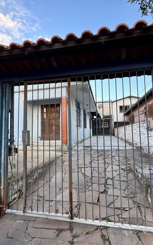 Casa à venda com 110m², 4 quartos e 5 vagas Casa à venda com 110m², 4 quartos e 5 vagasFachada + Placa