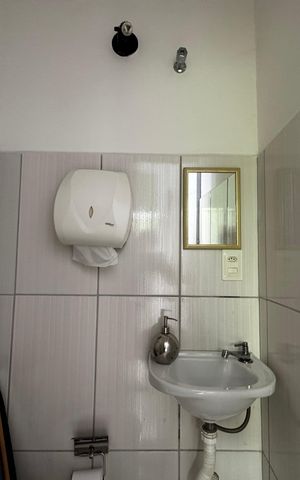 Casa à venda com 350m², 8 quartos e 2 vagas Casa à venda com 350m², 8 quartos e 2 vagasBanheiro 3 - suíte 3 - loja