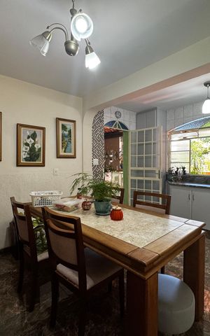 Casa à venda com 350m², 8 quartos e 2 vagas Casa à venda com 350m², 8 quartos e 2 vagasSala de Jantar