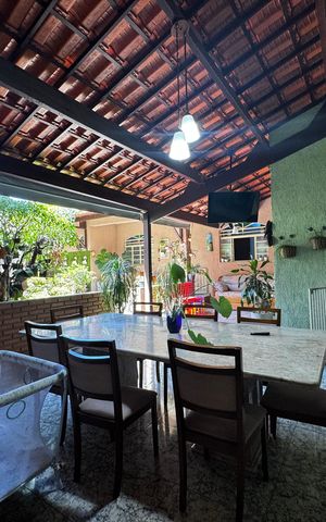 Casa à venda com 350m², 8 quartos e 2 vagas Casa à venda com 350m², 8 quartos e 2 vagasVaranda