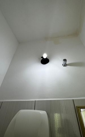 Casa à venda com 350m², 8 quartos e 2 vagas Casa à venda com 350m², 8 quartos e 2 vagasBanheiro 3 - suíte 3 - loja