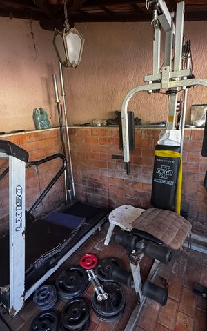 Casa à venda com 350m², 8 quartos e 2 vagas Casa à venda com 350m², 8 quartos e 2 vagasÁrea de lazer - Academia