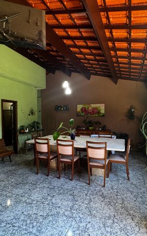 Casa à venda com 350m², 8 quartos e 2 vagas Casa à venda com 350m², 8 quartos e 2 vagasVaranda