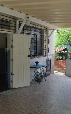 Casa à venda com 310m², 5 quartos e 4 vagas Casa à venda com 310m², 5 quartos e 4 vagasVaranda
