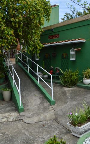 Casa à venda com 310m², 5 quartos e 4 vagas Casa à venda com 310m², 5 quartos e 4 vagasQuintal /Jardim