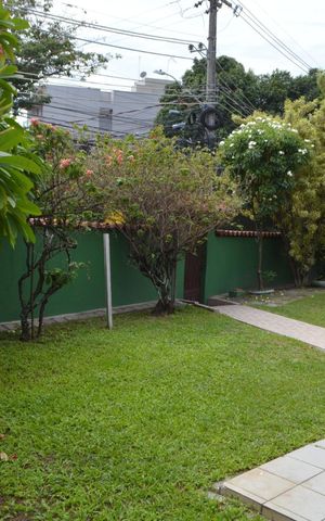 Casa à venda com 310m², 5 quartos e 4 vagas Casa à venda com 310m², 5 quartos e 4 vagasQuintal /Jardim