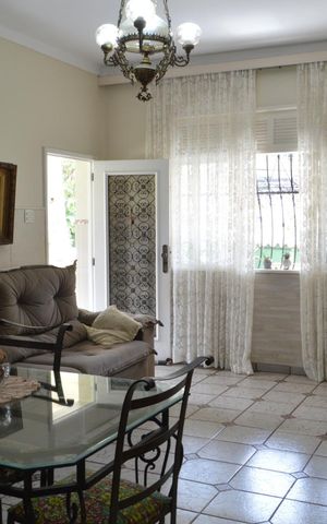 Casa à venda com 310m², 5 quartos e 4 vagas Casa à venda com 310m², 5 quartos e 4 vagasSala