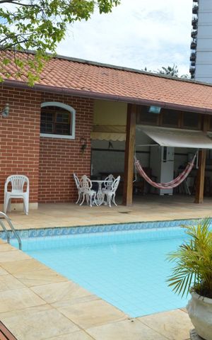 Casa à venda com 310m², 5 quartos e 4 vagas Casa à venda com 310m², 5 quartos e 4 vagasPiscina