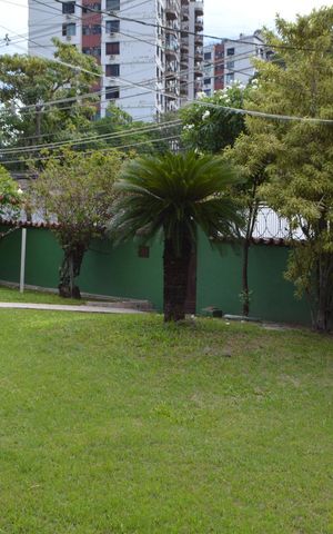 Casa à venda com 310m², 5 quartos e 4 vagas Casa à venda com 310m², 5 quartos e 4 vagasQuintal /Jardim