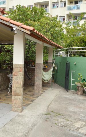 Casa à venda com 310m², 5 quartos e 4 vagas Casa à venda com 310m², 5 quartos e 4 vagasVaranda