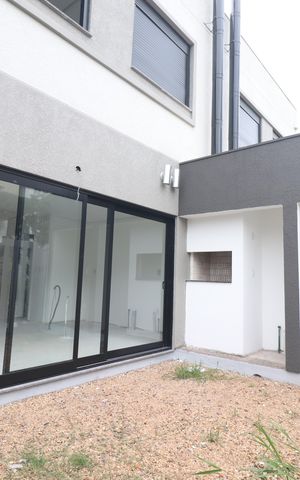 Casa de condomínio à venda com 131m², 3 quartos e 2 vagasFachada dos fundos