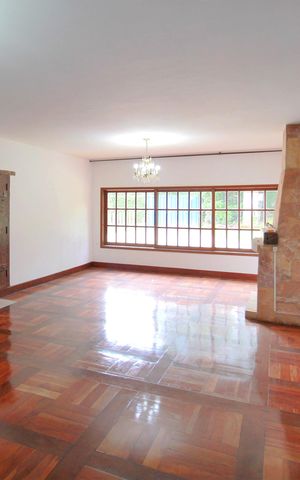Casa à venda com 4500m², 5 quartos e 4 vagasSala
