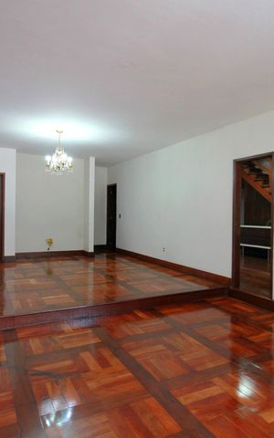 Casa à venda com 4500m², 5 quartos e 4 vagasSala