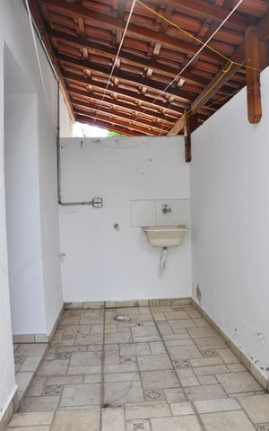 Casa à venda com 1000m², 8 quartos e 6 vagas Casa à venda com 1000m², 8 quartos e 6 vagasÁrea de Serviço
