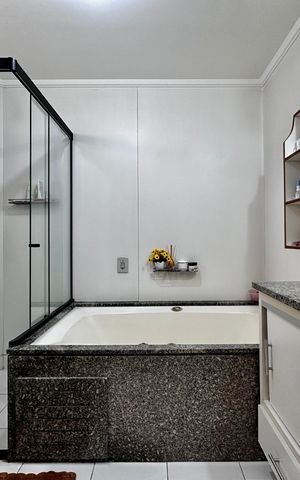 Apartamento à venda com 170m², 4 quartos e 3 vagas Apartamento à venda com 170m², 4 quartos e 3 vagasBanheiro Suíte 1