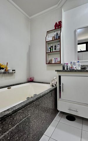 Apartamento à venda com 170m², 4 quartos e 3 vagas Apartamento à venda com 170m², 4 quartos e 3 vagasBanheiro Suíte 1