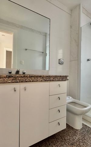 Apartamento à venda com 270m², 3 quartos e 3 vagas Apartamento à venda com 270m², 3 quartos e 3 vagasSuíte 1 - Banheiro