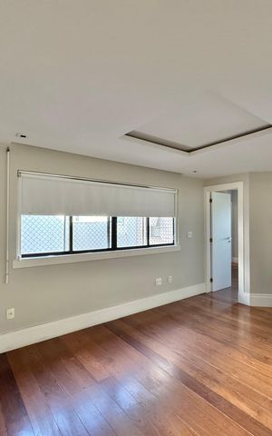 Apartamento à venda com 270m², 3 quartos e 3 vagas Apartamento à venda com 270m², 3 quartos e 3 vagasSala