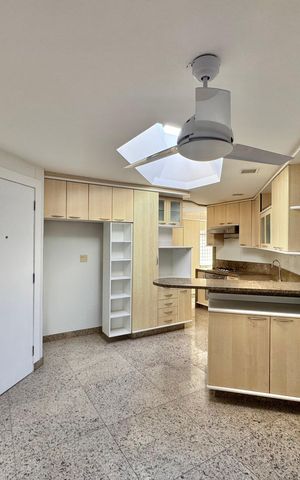 Apartamento à venda com 270m², 3 quartos e 3 vagas Apartamento à venda com 270m², 3 quartos e 3 vagasCozinha