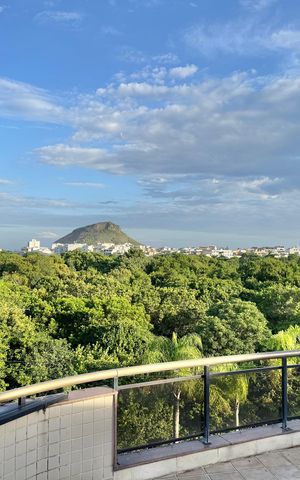 Apartamento à venda com 270m², 3 quartos e 3 vagas Apartamento à venda com 270m², 3 quartos e 3 vagasVaranda / Terraço