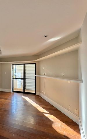 Apartamento à venda com 270m², 3 quartos e 3 vagas Apartamento à venda com 270m², 3 quartos e 3 vagasSuíte 2