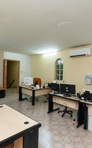 Casa à venda com 279m², 3 quartos e sem vaga Casa à venda com 279m², 3 quartos e sem vagaSala