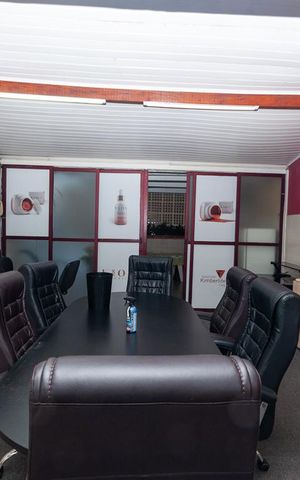 Casa à venda com 279m², 3 quartos e sem vaga Casa à venda com 279m², 3 quartos e sem vagaSala