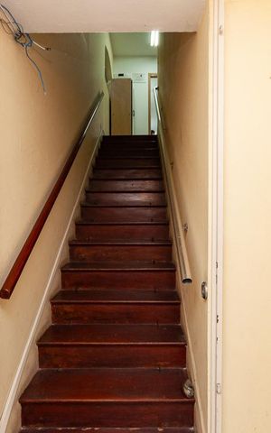 Casa à venda com 279m², 3 quartos e sem vaga Casa à venda com 279m², 3 quartos e sem vagaEscada