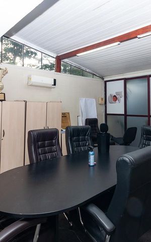 Casa à venda com 279m², 3 quartos e sem vaga Casa à venda com 279m², 3 quartos e sem vagaSala
