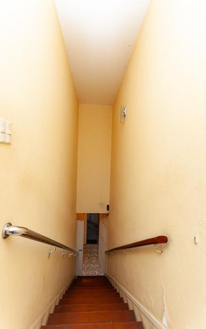 Casa à venda com 279m², 3 quartos e sem vaga Casa à venda com 279m², 3 quartos e sem vagaEscada