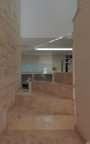 Apartamento para alugar com 171m², 4 quartos e 2 vagas Apartamento para alugar com 171m², 4 quartos e 2 vagasEscada