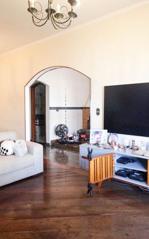 Casa à venda com 350m², 4 quartos e 3 vagas Casa à venda com 350m², 4 quartos e 3 vagasSala