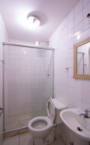 Casa de condomínio para alugar com 600m², 4 quartos e 3 vagas Casa de condomínio para alugar com 600m², 4 quartos e 3 vagasBanheiro de serviço