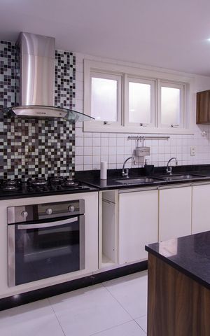 Casa de condomínio para alugar com 600m², 4 quartos e 3 vagas Casa de condomínio para alugar com 600m², 4 quartos e 3 vagasCozinha